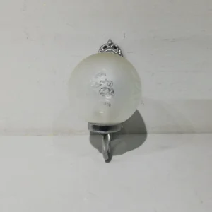 Làmpada (14x14cm) de color platejat i blanc de gran elegància, de segona mà en bon estat