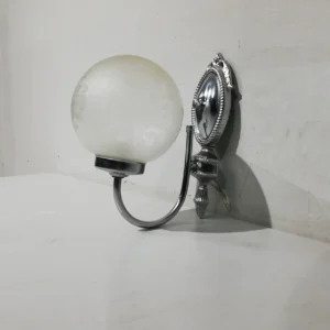 Làmpada (14x14cm) de color platejat i blanc de gran elegància, de segona mà en bon estat