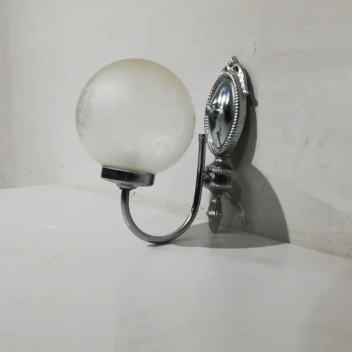 Làmpada (14x14cm) de color platejat i blanc de gran elegància, de segona mà en bon estat