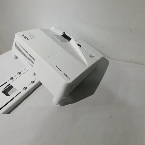 Projector NEC NP-UM301X + altaveus i suport perfecte tant per a ús domèstic com professional