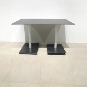 Mesa negra de pies centrales (128x74x75cm) para bar procedente de una empresa en cierre