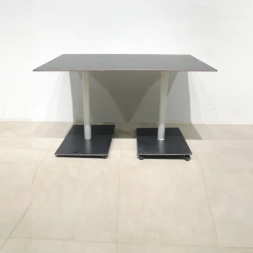 Mesa negra de pies centrales (128x74x75cm) para bar procedente de una empresa en cierre
