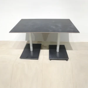 Mesa negra de pies centrales (128x74x75cm) para bar procedente de una empresa en cierre 