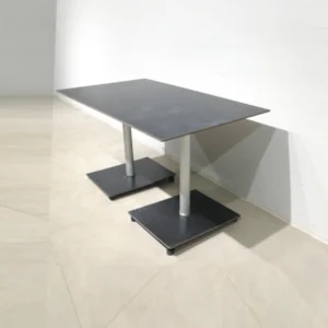 Mesa negra de pies centrales (128x74x75cm) para bar procedente de una empresa en cierre