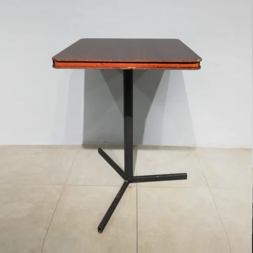 Mesa alta para bar de pie central (80x80x117cm) procedente de una empresa en cierre