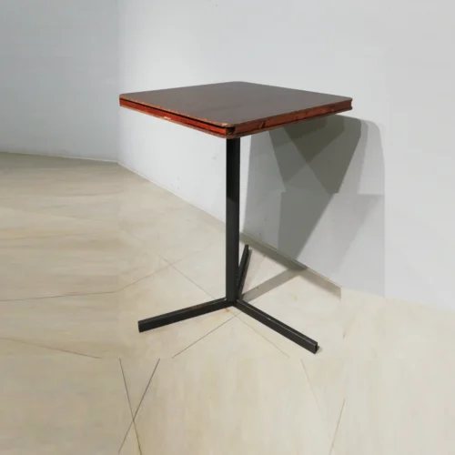 Mesa alta para bar de pie central (80x80x117cm) procedente de una empresa en cierre