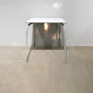 Taula de bar feta amb estructura d'acer i base de melamina (69x69x72cm) en bon estat