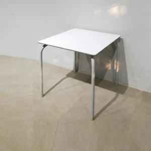 Taula de bar feta amb estructura d'acer i base de melamina (69x69x72cm) en bon estat