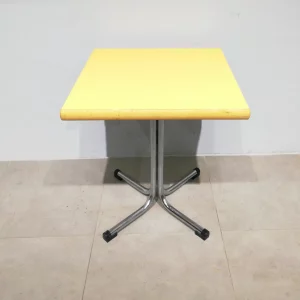 Taula de peu central feta amb estructura d'alumini i base de melamina (69x69x74cm)
