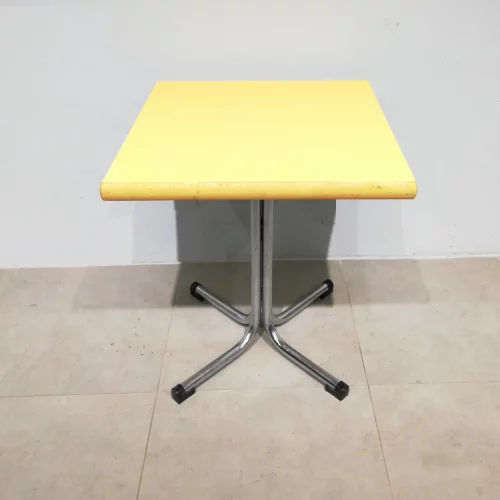 Taula de peu central feta amb estructura d'alumini i base de melamina (69x69x74cm)