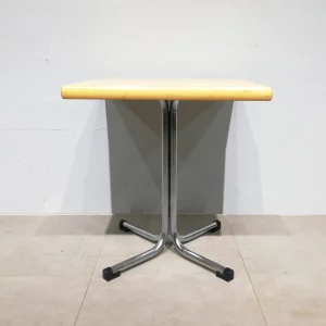 Taula de peu central feta amb estructura d'alumini i base de melamina (69x69x74cm)