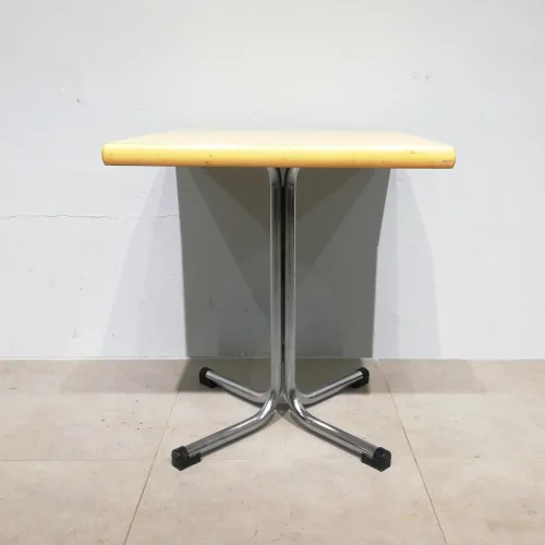 Taula de peu central feta amb estructura d'alumini i base de melamina (69x69x74cm)