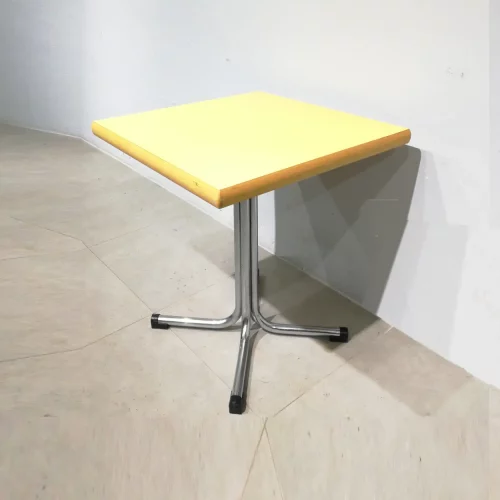 Taula de peu central feta amb estructura d'alumini i base de melamina (69x69x74cm)