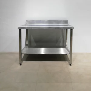 Taula d'inox de segona mà de 120x70x99cm per a taller, nau industrial... en venda a cabauoportunitats.com