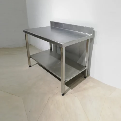 Taula d'inox de segona mà de 120x70x99cm per a taller, nau industrial... en venda a cabauoportunitats.com