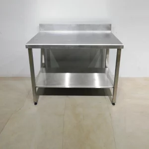 Taula d'inox de segona mà de 120x70x99cm per a taller, nau industrial... en venda a cabauoportunitats.com