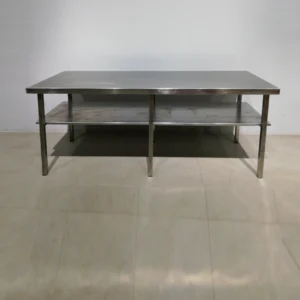 Taula de treball d'inox de 230x80x86cm amb prestatgeria inferior en bon estat