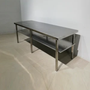 Taula de treball d'inox de 230x80x86cm amb prestatgeria inferior en bon estat