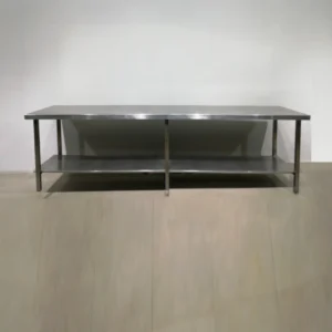 Taula de treball d'inox de 300x70x85cm amb prestatgeria inferior en bon estat