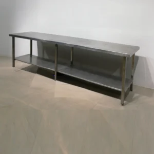 Taula de treball d'inox de 300x70x85cm amb prestatgeria inferior en bon estat