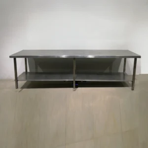 Taula de treball d'inox de 300x70x85cm amb prestatgeria inferior en bon estat