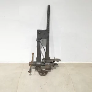 Cargol antic (47x99cm) fet en ferro massís procedent d’una empresa en tancament