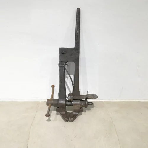 Cargol antic (47x99cm) fet en ferro massís procedent d’una empresa en tancament