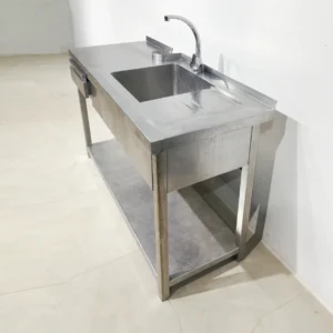 Fregadero de inox con patas y grifo de 137x56x89cm, perfecta para uso profesional