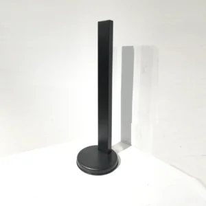 Postes de separación negros (24x82cm) procedentes de una empresa en cierre