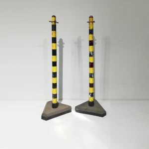 Balizas para cadenas (25x25x87 cm) procedentes de una empresa en cierre