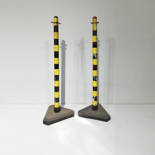Balizas para cadenas (25x25x87 cm) procedentes de una empresa en cierre