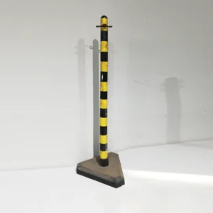 Balizas para cadenas (25x25x87 cm) procedentes de una empresa en cierre