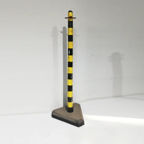 Balizas para cadenas (25x25x87 cm) procedentes de una empresa en cierre