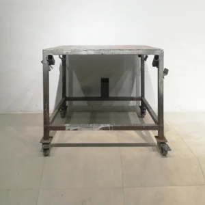 Banco de trabajo de 100cm de segunda mano hecho de chapa de acero con ruedas en buen estado en venta en cabauoportunitats.com