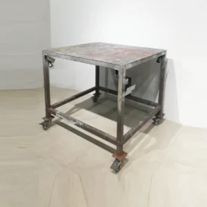Banco de trabajo de 100cm de segunda mano hecho de chapa de acero con ruedas en buen estado en venta en cabauoportunitats.com