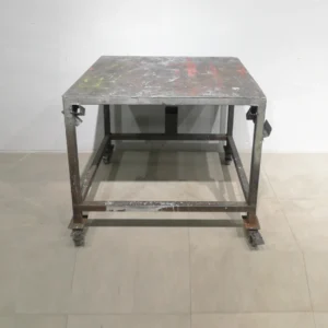 Banco de trabajo de 100cm de segunda mano hecho de chapa de acero con ruedas en buen estado en venta en cabauoportunitats.com