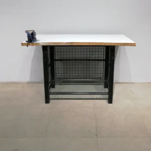 Banc de treball amb cargol de 150cm de segona mà fet de xapa d'acer en bon estat en venda a cabauoportunitats.com