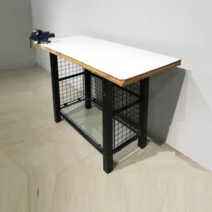 Banc de treball amb cargol de 150cm de segona mà fet de xapa d'acer en bon estat en venda a cabauoportunitats.com