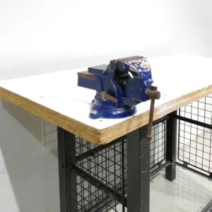 Banc de treball amb cargol de 150cm de segona mà fet de xapa d'acer en bon estat en venda a cabauoportunitats.com