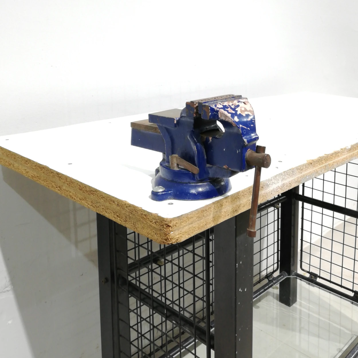 Banc de treball amb cargol de 150cm de segona mà fet de xapa d'acer en bon estat en venda a cabauoportunitats.com