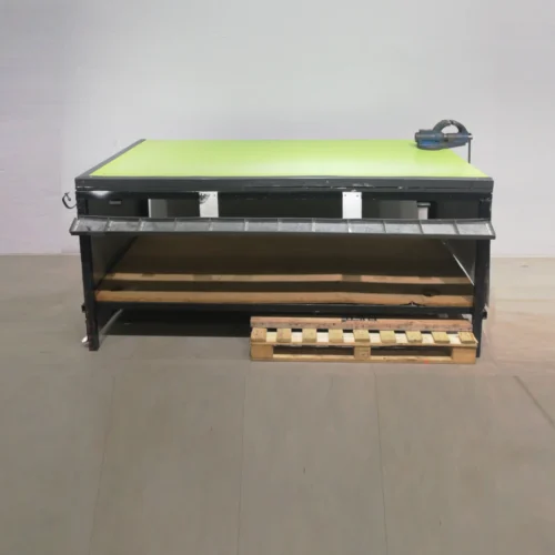 Banco de trabajo de 199x107x91cm de segunda mano hecho de chapa de acero en venta en cabauoportunitats.com