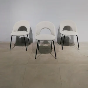 Silla para comedor (50x44x78 cm) de estructura metálica y tapizada con terciopelo gris