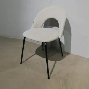 Silla para comedor (50x44x78 cm) de estructura metálica y tapizada con terciopelo gris