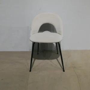 Silla para comedor (50x44x78 cm) de estructura metálica y tapizada con terciopelo gris