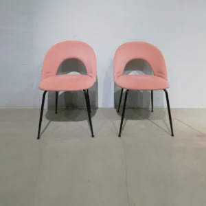 Cadira per a menjador (50x45x77cm) d'estructura metàl·lica i entapissada amb vellut rosa