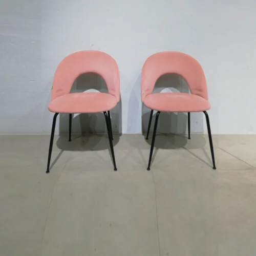 Cadira per a menjador (50x45x77cm) d'estructura metàl·lica i entapissada amb vellut rosa