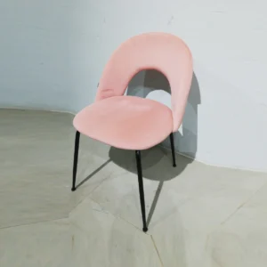 Cadira per a menjador (50x45x77cm) d'estructura metàl·lica i entapissada amb vellut rosa