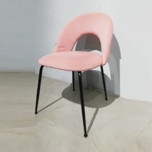 Cadira per a menjador (50x45x77cm) d'estructura metàl·lica i entapissada amb vellut rosa
