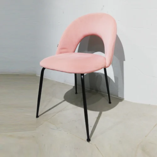 Cadira per a menjador (50x45x77cm) d'estructura metàl·lica i entapissada amb vellut rosa
