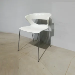 Silla apilable de plástico (55x46x75cm) de ocasión procedente de una empresa en cierre en venta en cabauoportunitats.com